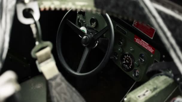 Soldat grimpant dans Humvee — Video