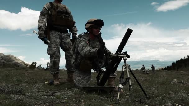 Instructor enseñando a soldado en rango de mortero acerca de apuntar lanzador de mortero . — Vídeos de Stock