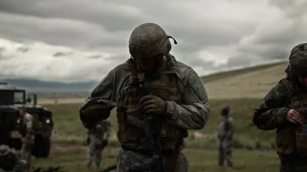 Soldado carga equipo en su chaleco — Vídeo de stock