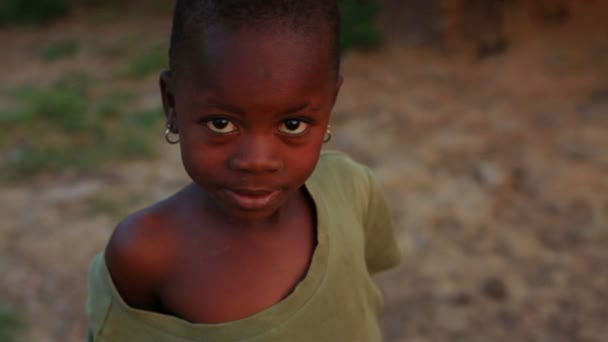 Keňský dívka při pohledu na fotoaparát — Stock video