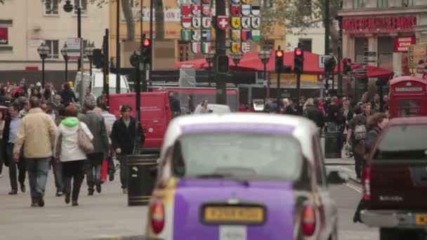 People walking on a busy street in London — Stock Video