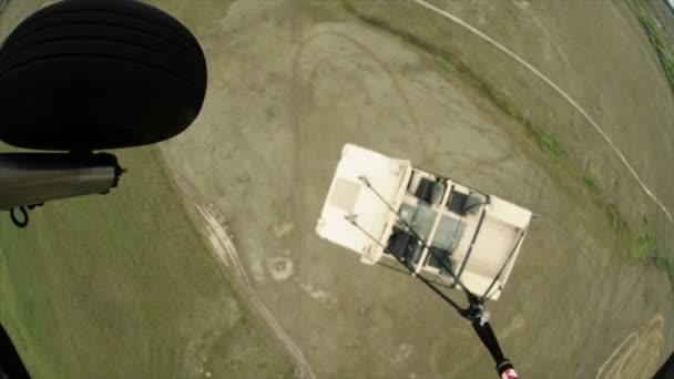 Вертоліт, що піднімають Хаммер і солдатів на вертольоті — стокове відео