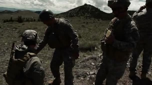 Instructor con soldados en rango de mortero . — Vídeos de Stock