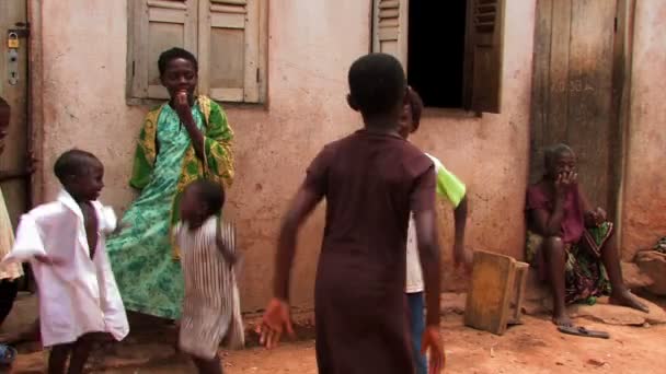 Dzieci gry klaskanie w małej wsi — Wideo stockowe