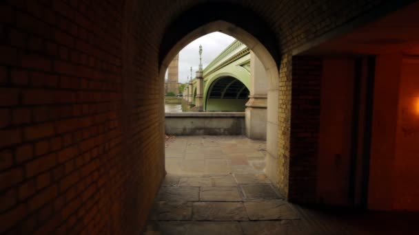 Tunnel underneath the bridge that shows Big Ben — Stock Video