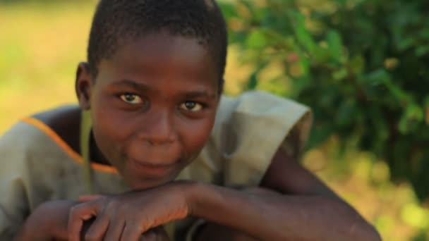 Chica keniata con las manos en las rodillas — Vídeo de stock