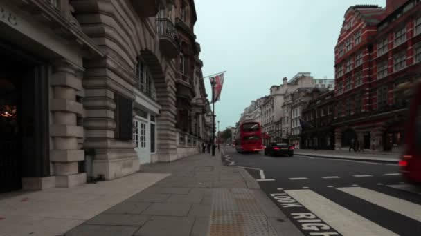 Coches que conducen por la calle con autobuses en Londres — Vídeos de Stock