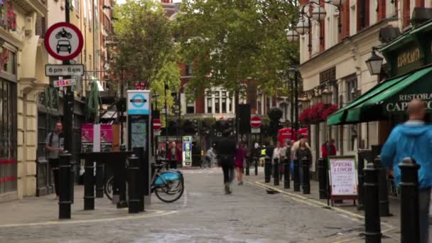 Ludzie chodzą na chodnikach w Soho Square — Wideo stockowe