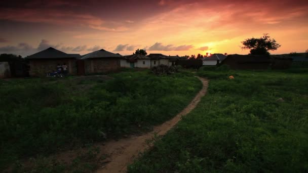 Καλύβες στο ηλιοβασίλεμα στην Κένυα — Αρχείο Βίντεο