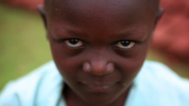 Young black child looking up — Stock Video