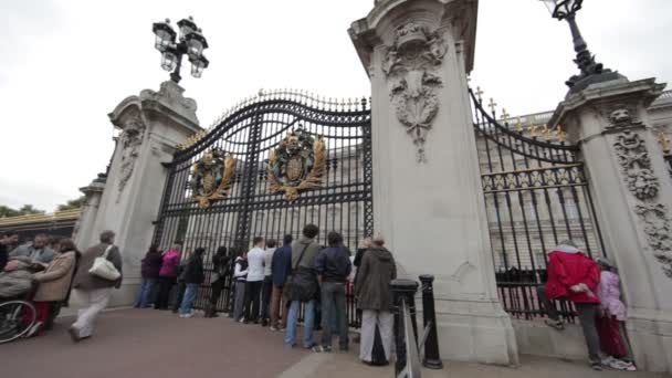 Gente fuera de las puertas del Palacio de Buckingham — Vídeos de Stock