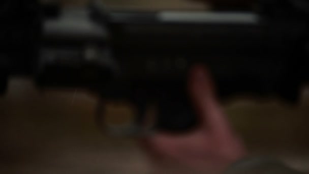 Soldat schießt wiederholt mit Waffe