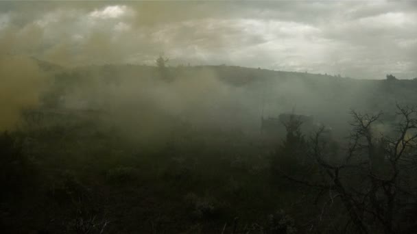 Nubes que pasan frente a un humvee militar — Vídeos de Stock