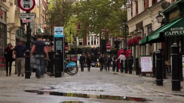 Ludzie chodzą na chodnikach w Soho Square — Wideo stockowe