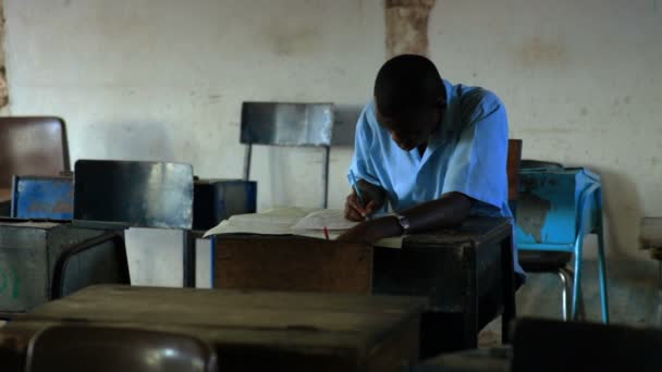 Африканський студент проходження тесту — стокове відео