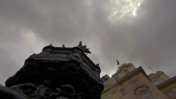 Birds flying and landing on the famous Eros statue in London — Stock Video