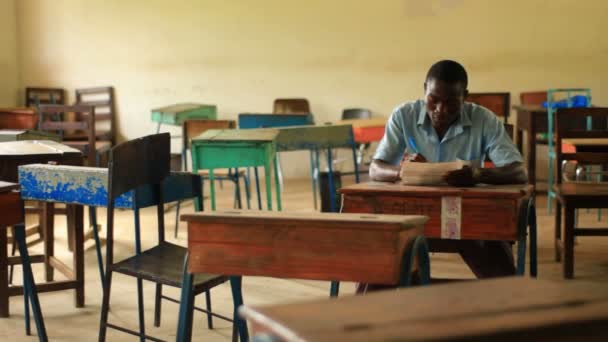 学校男孩在肯尼亚空荡荡的教室里做作业. — 图库视频影像