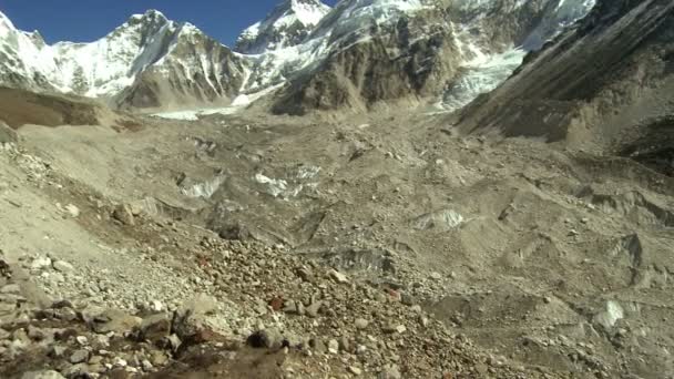 Gletscher, der aus dem Himalaya ein Tal hinunterfließt. — Stockvideo