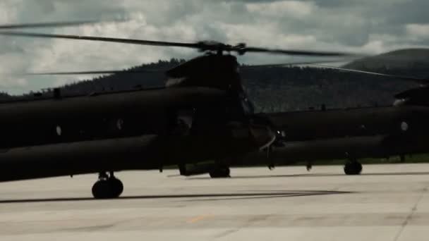 Vojáci se chopit vrtulníku přes rampu do otevřeného poklopu — Stock video