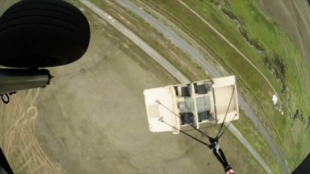 Vrtulník Black Hawk, který vytahne Humvee — Stock video