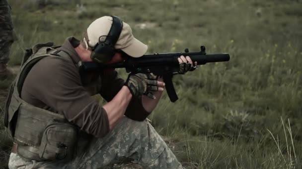 Soldado termina uma rodada de munição com seu MP5 — Vídeo de Stock