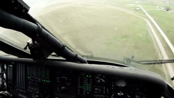 Black Hawk co-piloto olhando para baixo — Vídeo de Stock
