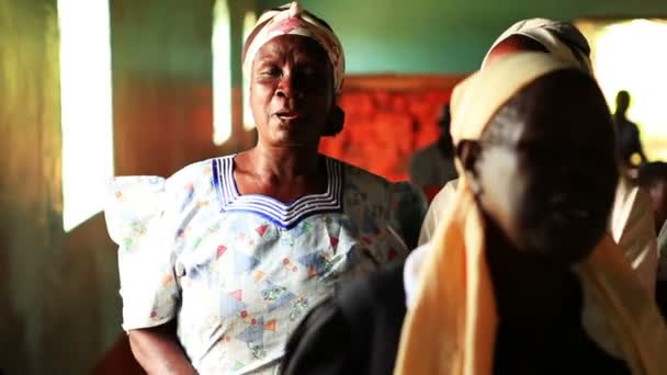 Vrouwen zingen en zwaaien met hun vrienden en familie in Kenia, Afrika — Stockvideo