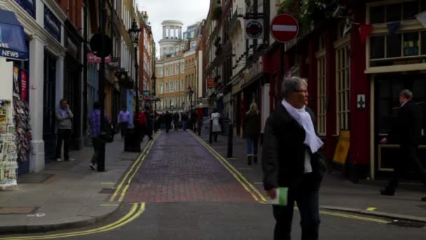 Rušnou ulici v Londýně — Stock video