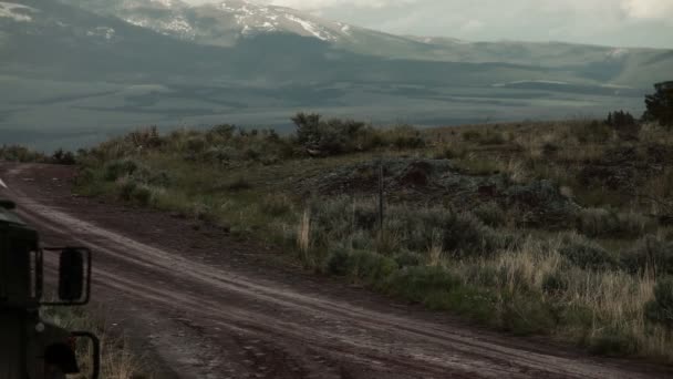 Humvee en un camino de tierra en medio de explosivos de entrenamiento — Vídeo de stock