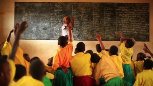 Les klas gevuld met studenten in Kenia, Afrika — Stockvideo