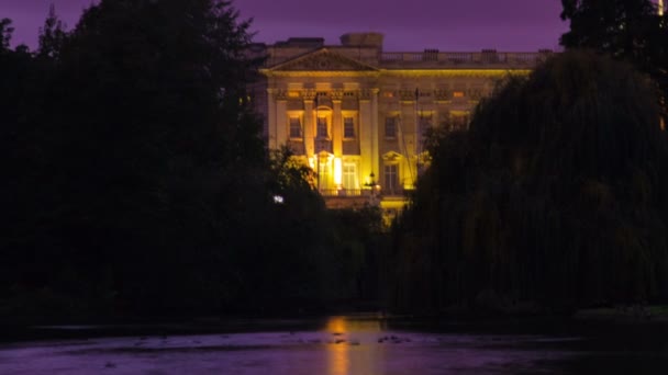 Buckingham Palace in Saint James Park — Stock Video