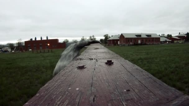 Soldaten die een muur in opleiding overtreffen — Stockvideo