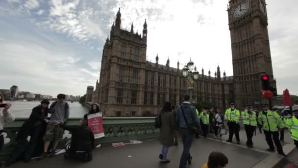 Personas que protestan en Londres — Vídeo de stock