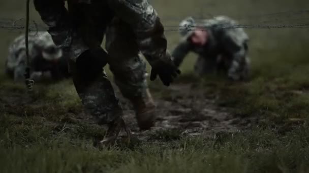 Soldaten kriechen unter Draht an Hindernis — Stockvideo