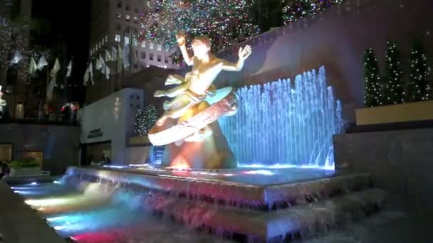 Christmas dekorerad fontän på en skridskobana i New York City — Stockvideo