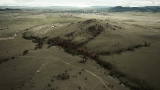 拍摄的地形下面盘旋直升机 — 图库视频影像