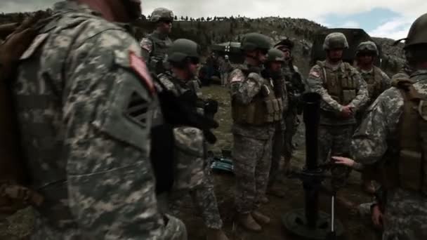 Adjusting the aim of a mortar at Special Forces training — Stock Video