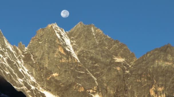 Mond hinter den Himalaya-Gipfeln — Stockvideo