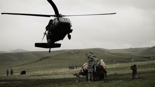 Soldaten tuigage brandstoftank — Stockvideo