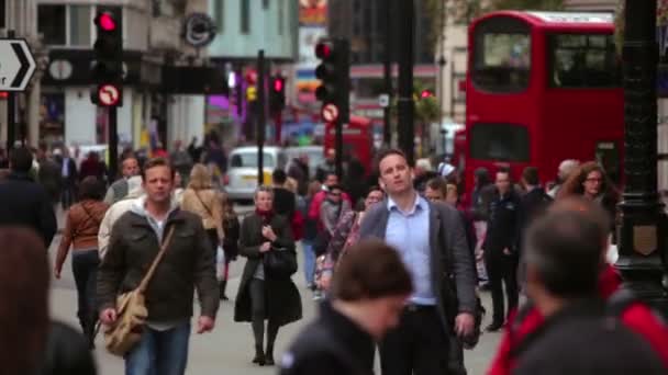 Mensen lopen op een drukke straat in Londen — Stockvideo