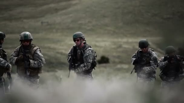 Des soldats traquent leurs armes — Video