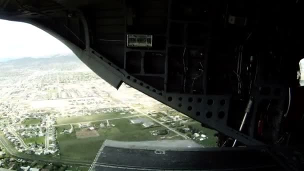 Boden darunter kann durch die hintere Luke gesehen werden, wie der Hubschrauber fliegt — Stockvideo