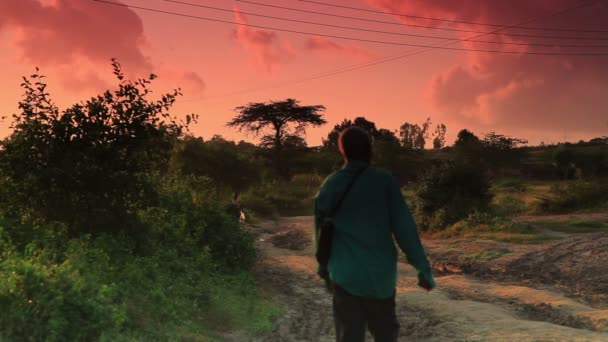 People in the morning bustle in a Kenyan village. — Stock Video