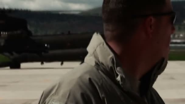 Soldado de pie con CH-47 helicóptero Chinook detrás de él . — Vídeo de stock