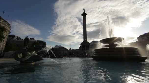 Fontanna i wodno-plucie pomnik na Trafalgar Square w Londynie — Wideo stockowe