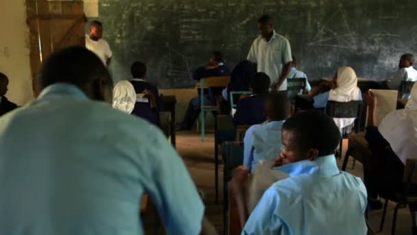 Estudiantes africanos haciendo una prueba — Vídeo de stock