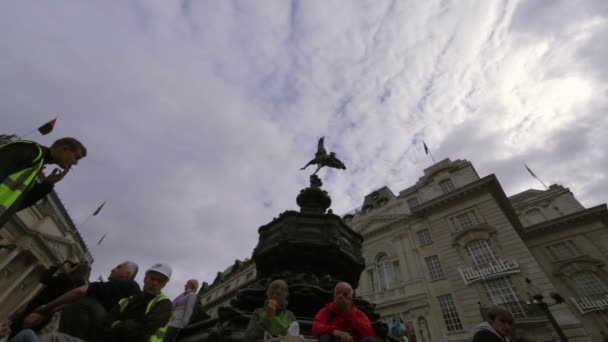 Menschen essen Mittagessen auf den Stufen der Eros-Statue in London — Stockvideo