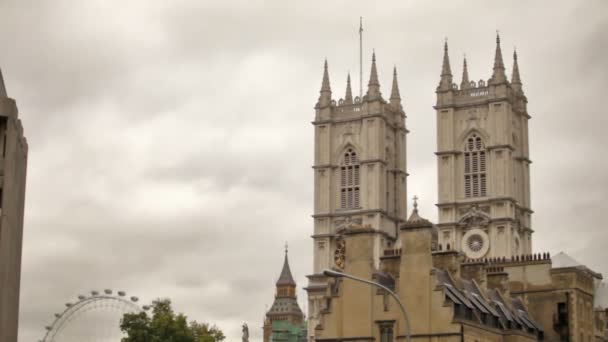 Westminster Abbey med London Eye i bakgrunden — Stockvideo