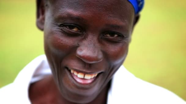 케냐, 아프리카에에서 웃음을 하지 않으려고 하는 성숙한 아프리카 여자의 얼굴만 — 비디오
