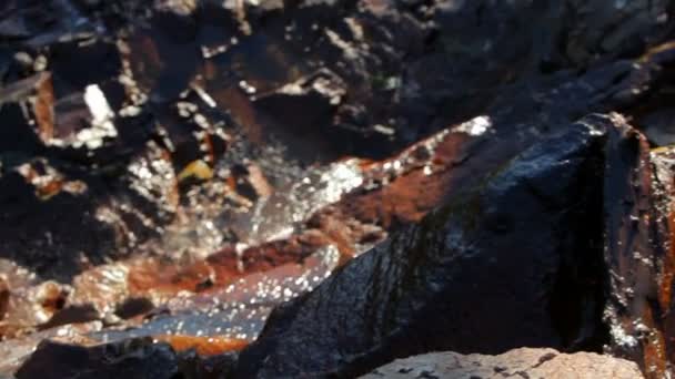 Pannen, close-up shot van de bovenkant van een rotsachtige waterval. — Stockvideo